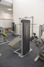 Posilovací stroj - zakopávání v leže Deluxe